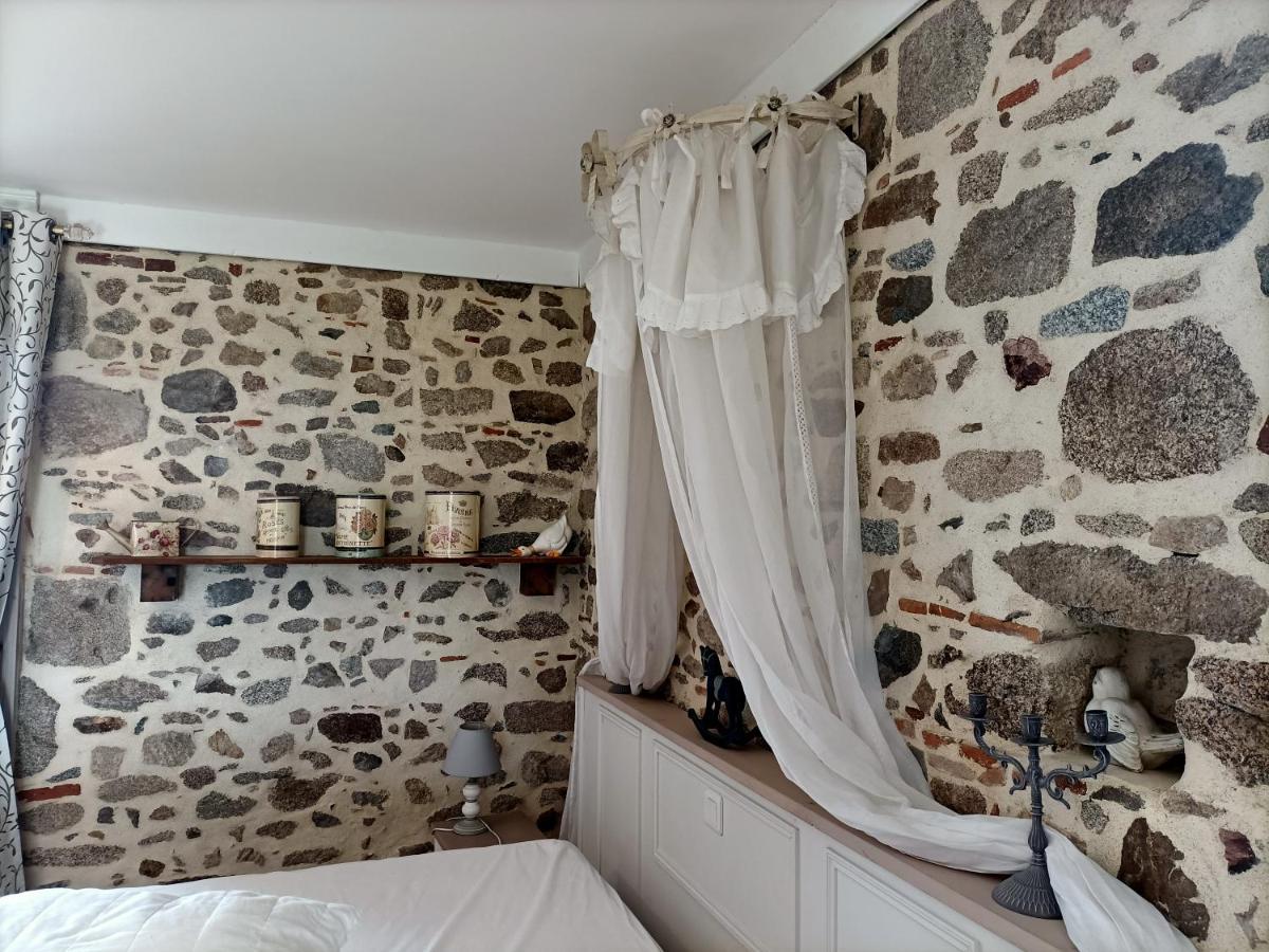 Le Manoir "Aux Douves" Bed and Breakfast Bazoges-en-Paillers Eksteriør billede